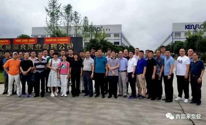 与会人员在遵义沈阳智宸企业社会责任服务有限公司有限公司大门口合影留念